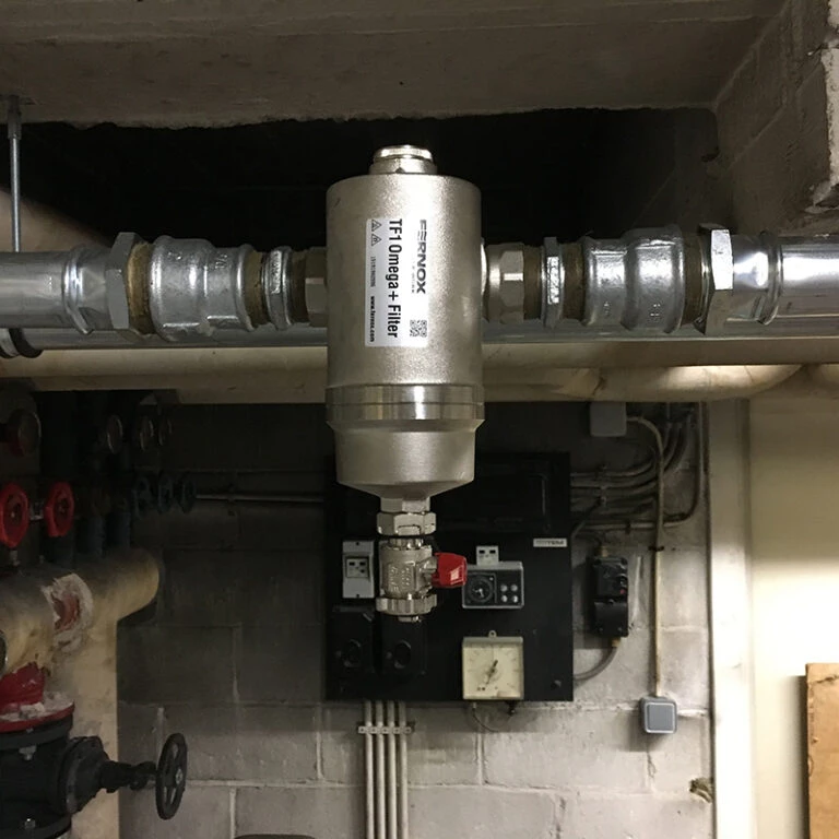 Fernox Omega Filter TF1 5/4" mágneses iszapleválasztó