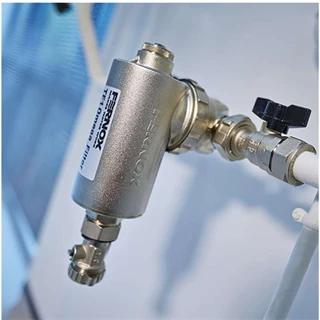 Fernox TF1 Omega Filter 22 mm mágneses iszapleválasztó