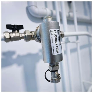 Fernox TF1 Omega Filter 22 mm mágneses iszapleválasztó
