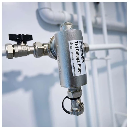 Fernox TF1 Omega Filter 22 mm mágneses iszapleválasztó
