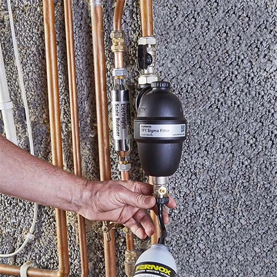 Fernox TF1 Sigma Filter 1" Isolation Valves - fűtésrendszerbe építhető kombinált mágneses iszapleválasztó csapokkal