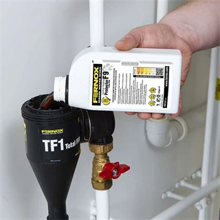 Fernox Total Filter TF1 3/4" mágneses iszapleválasztó + F9 Filter Fluid