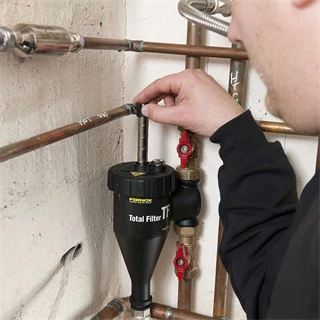 Fernox Total Filter TF1 3/4" mágneses iszapleválasztó + F9 Filter Fluid