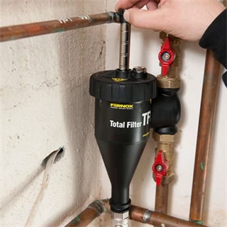 Fernox Total Filter TF1 3/4" mágneses iszapleválasztó + F9 Filter Fluid