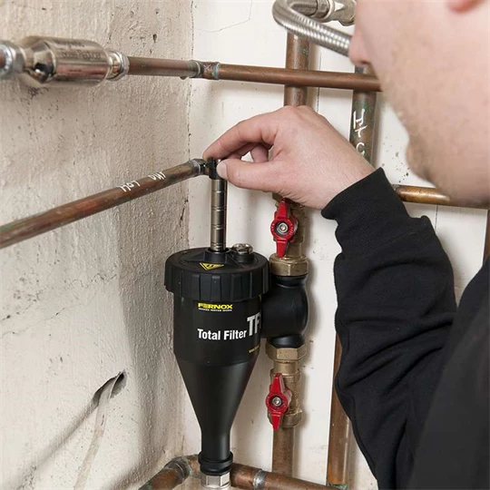 Fernox Total Filter TF1 3/4" mágneses iszapleválasztó + F9 Filter Fluid
