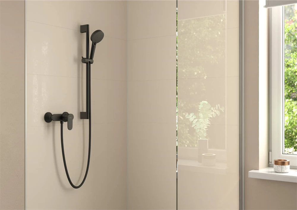 Hansgrohe Vernis Blend egykaros zuhanycsaptelep falsíkon kívüli szereléshez matt fekete