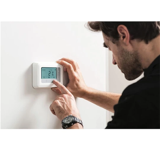 Honeywell Home T4 EE vezetékes programozható szobatermosztát SPDT - HU, GB, PL, CZ, SK, BG, RO, TR