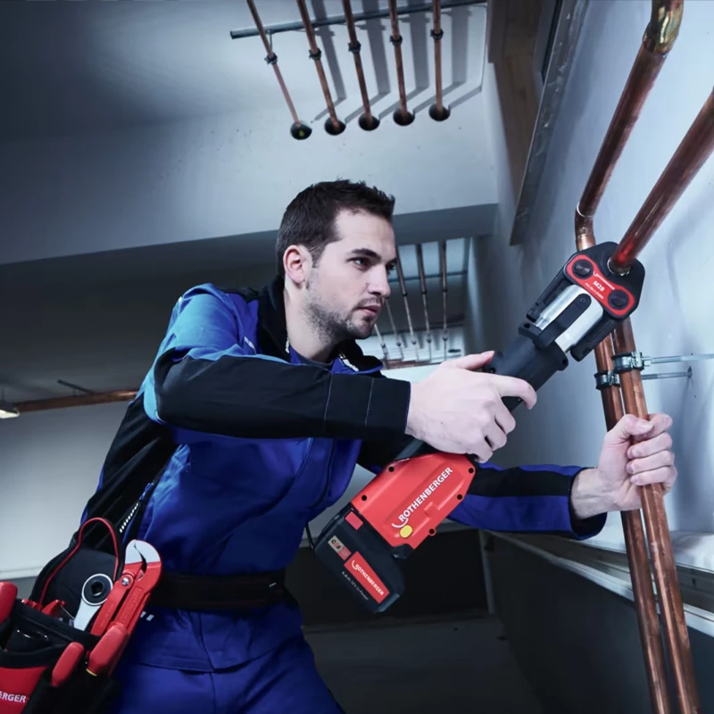 Rothenberger ROMAX 4000 présgép fúrókalapáccsal, akku + gyorstöltő, kofferben, standard V 15-22-28 préspofákkal