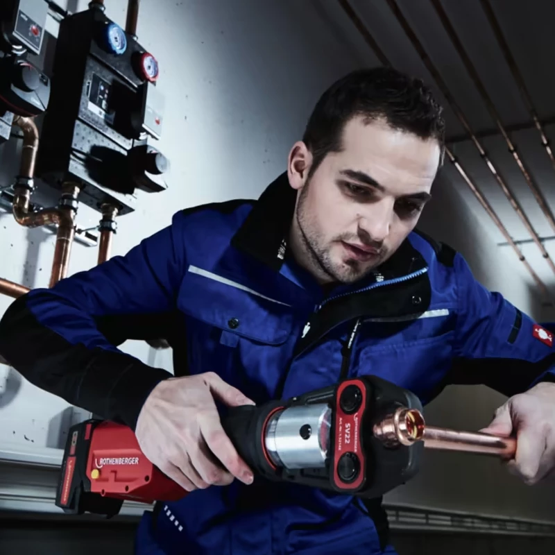 Rothenberger ROMAX 4000 présgép fúrókalapáccsal, akku + gyorstöltő, kofferben, standard V 15-22-28 préspofákkal